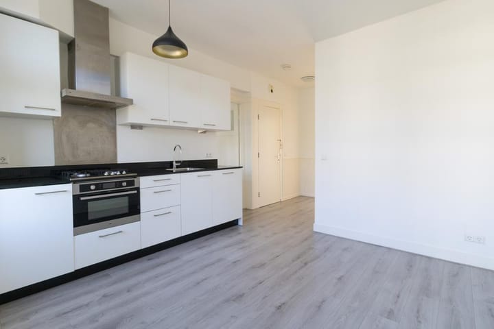 Photo 14 of Sassenheimstraat 19-2