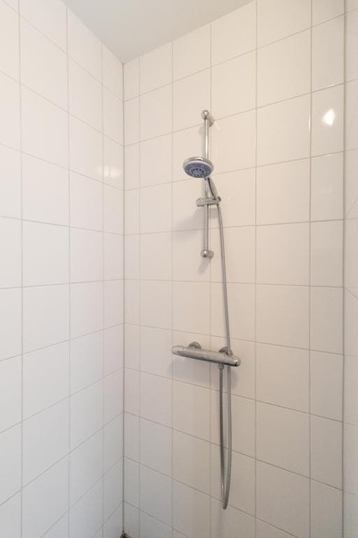 Photo 21 of Sassenheimstraat 19-2