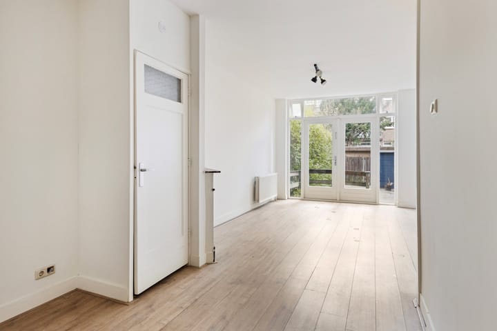 Photo 2 of Luzacstraat 11-B