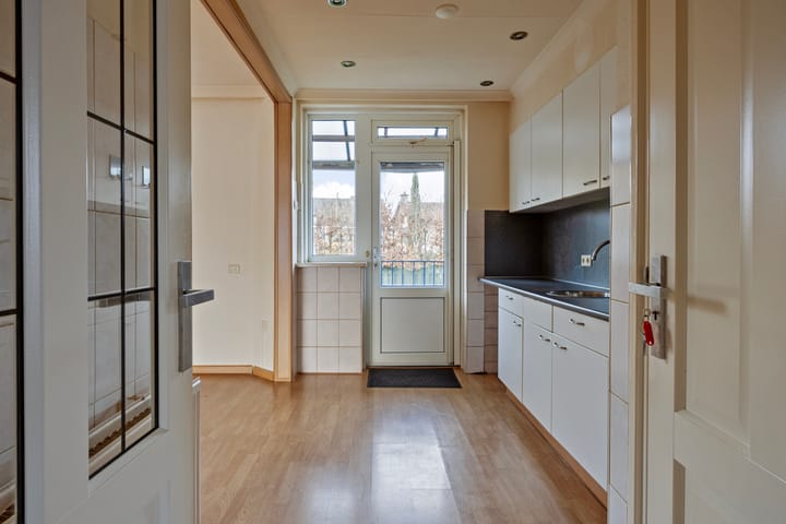 Photo 12 of Burg. Willemsstraat 28