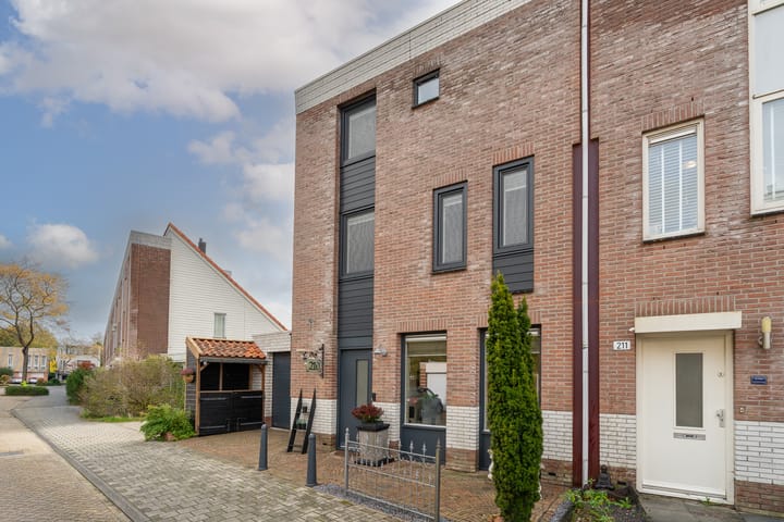 Photo 5 of Robert Stolzhof 210