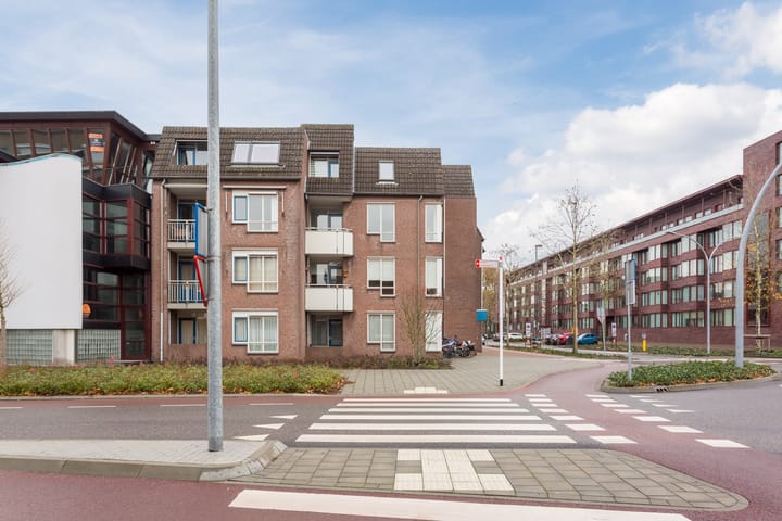 Photo 2 of Valkenierstraat 11