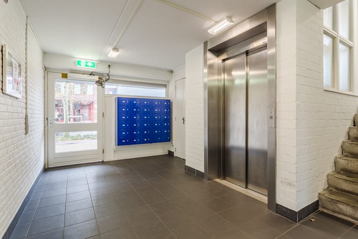 Photo 4 of Valkenierstraat 11