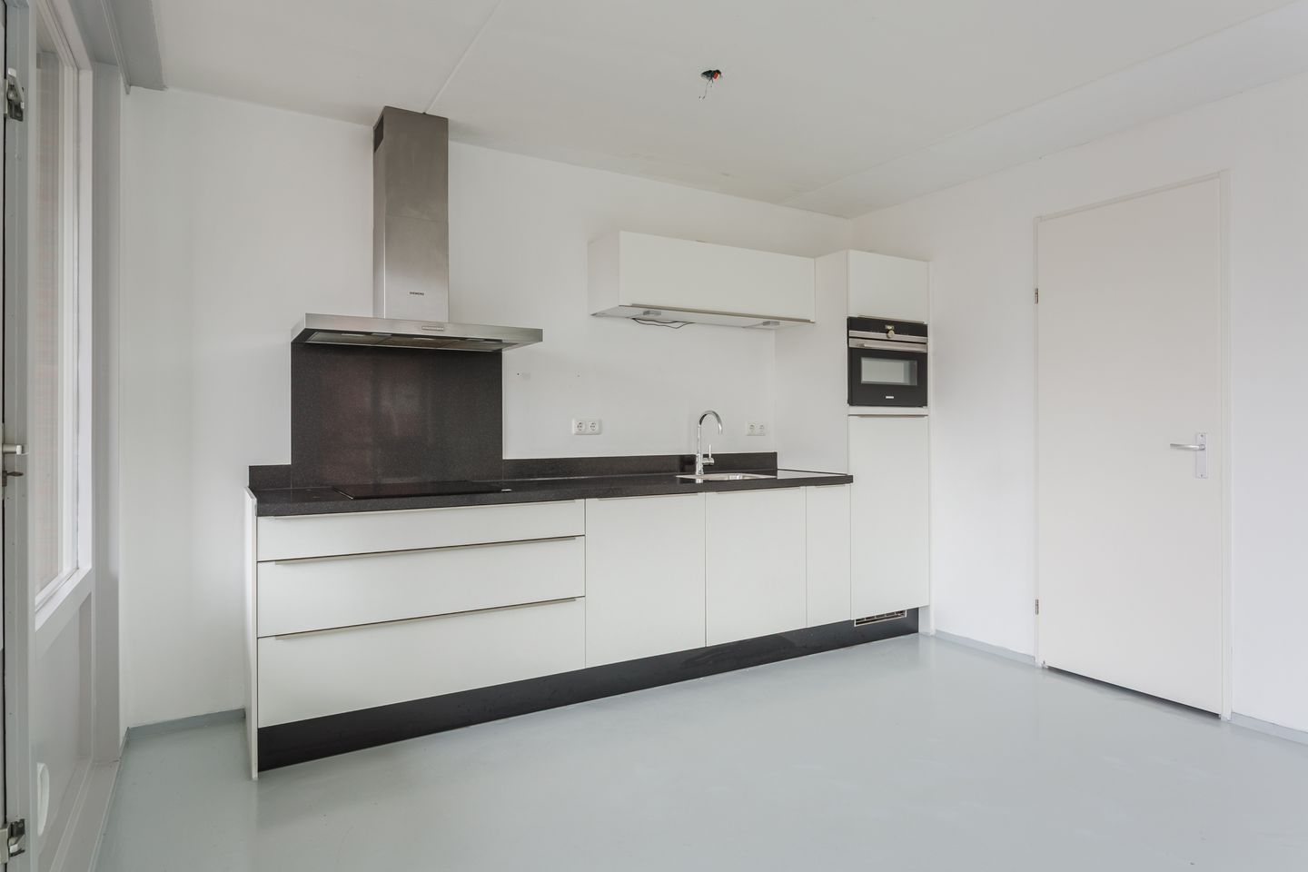 Photo 14 of Valkenierstraat 11