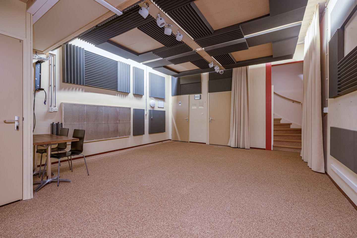 View photo 2 of Van der Waalsstraat 38