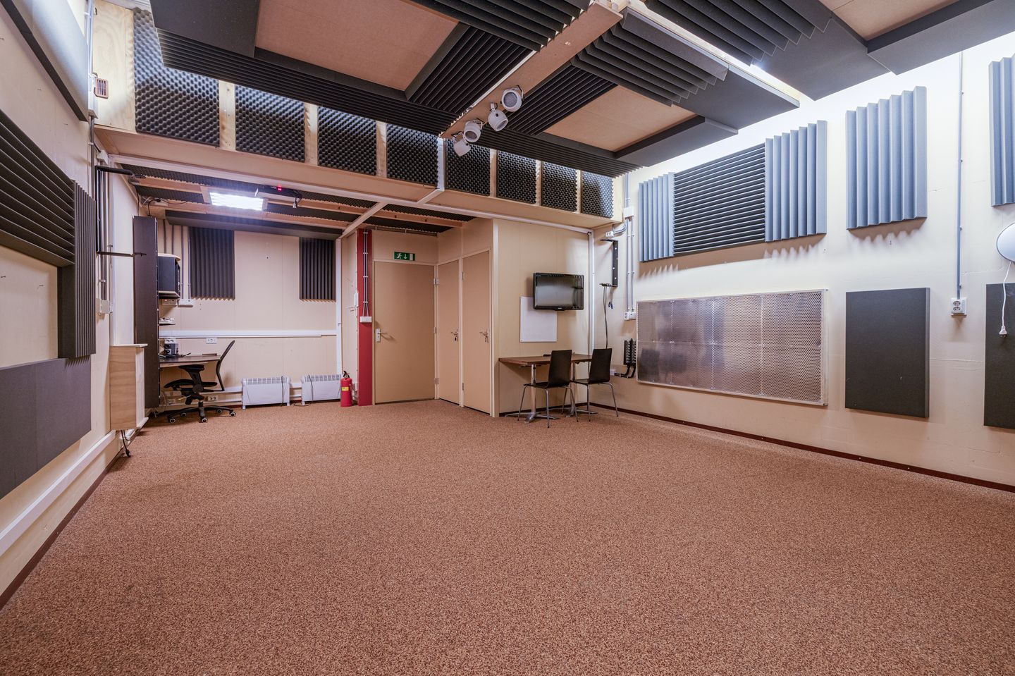 View photo 3 of Van der Waalsstraat 38