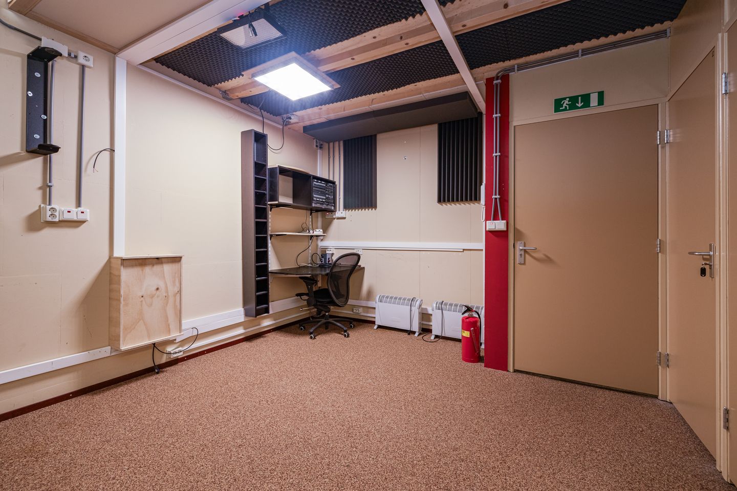 View photo 4 of Van der Waalsstraat 38