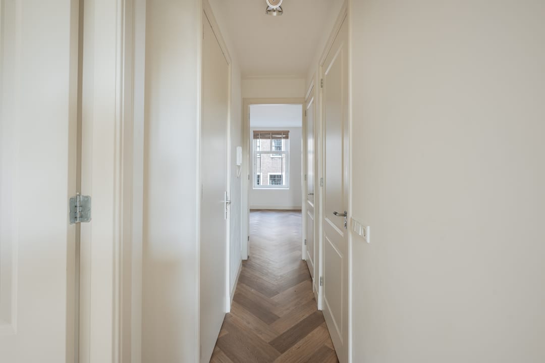 Photo 2 of Montelbaanstraat 11-1