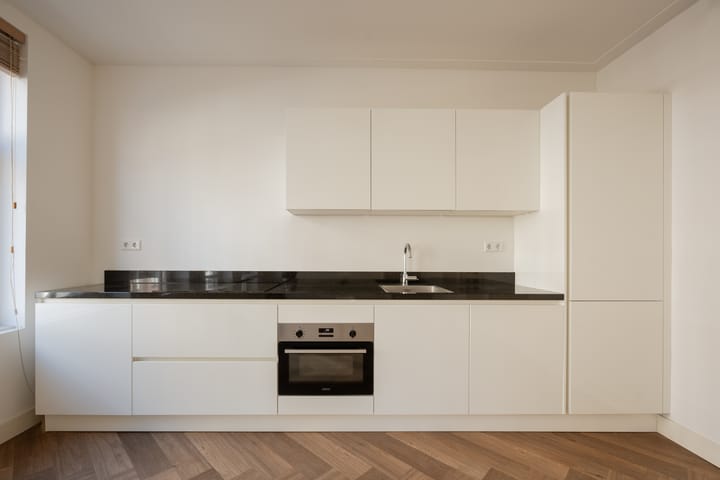 Photo 5 of Montelbaanstraat 11-1