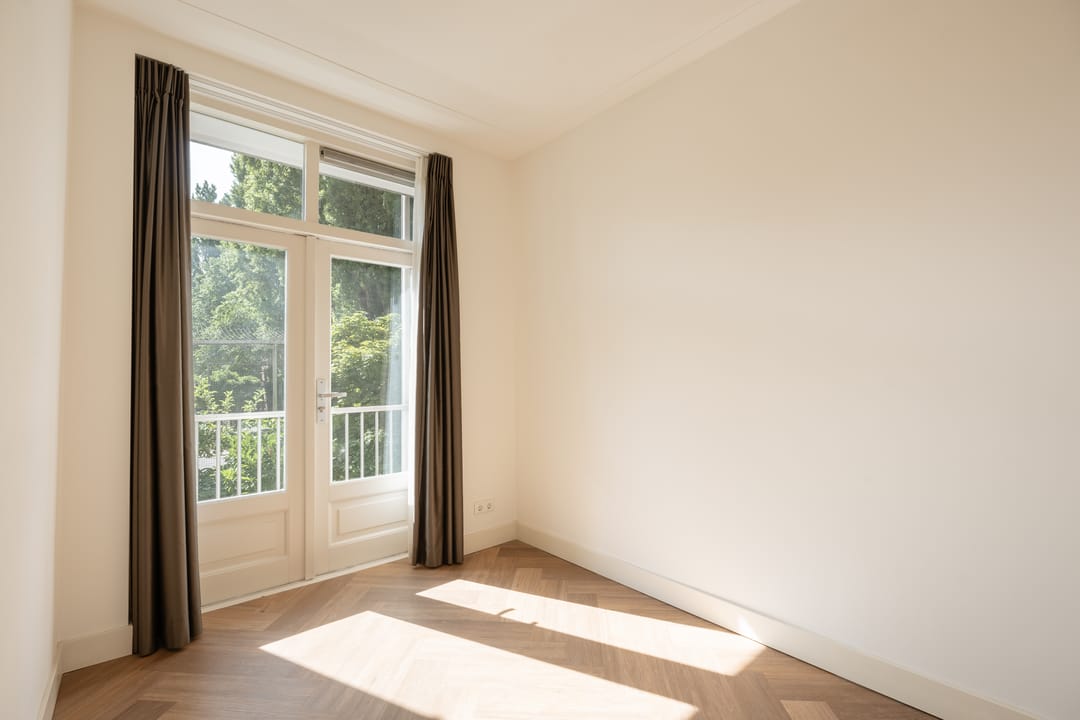 Photo 11 of Montelbaanstraat 11-1