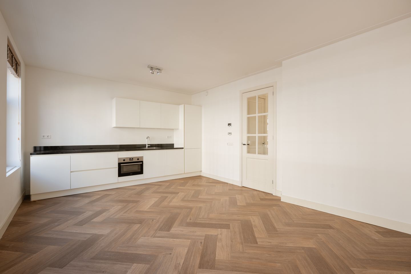 Photo 4 of Montelbaanstraat 11-1