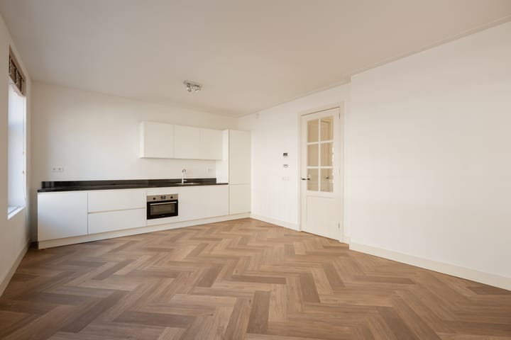 Photo 4 of Montelbaanstraat 11-1