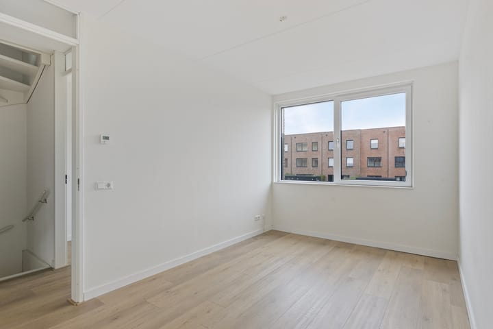 Photo 12 of Stevensweertstraat 32