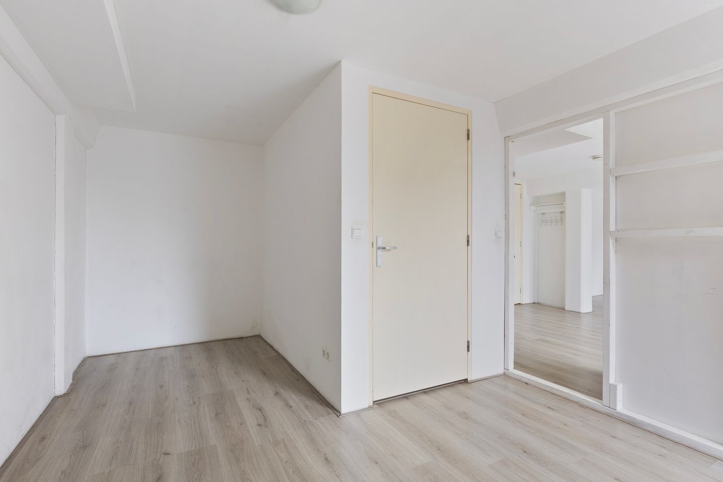 Photo 10 of Vondellaan 67-B