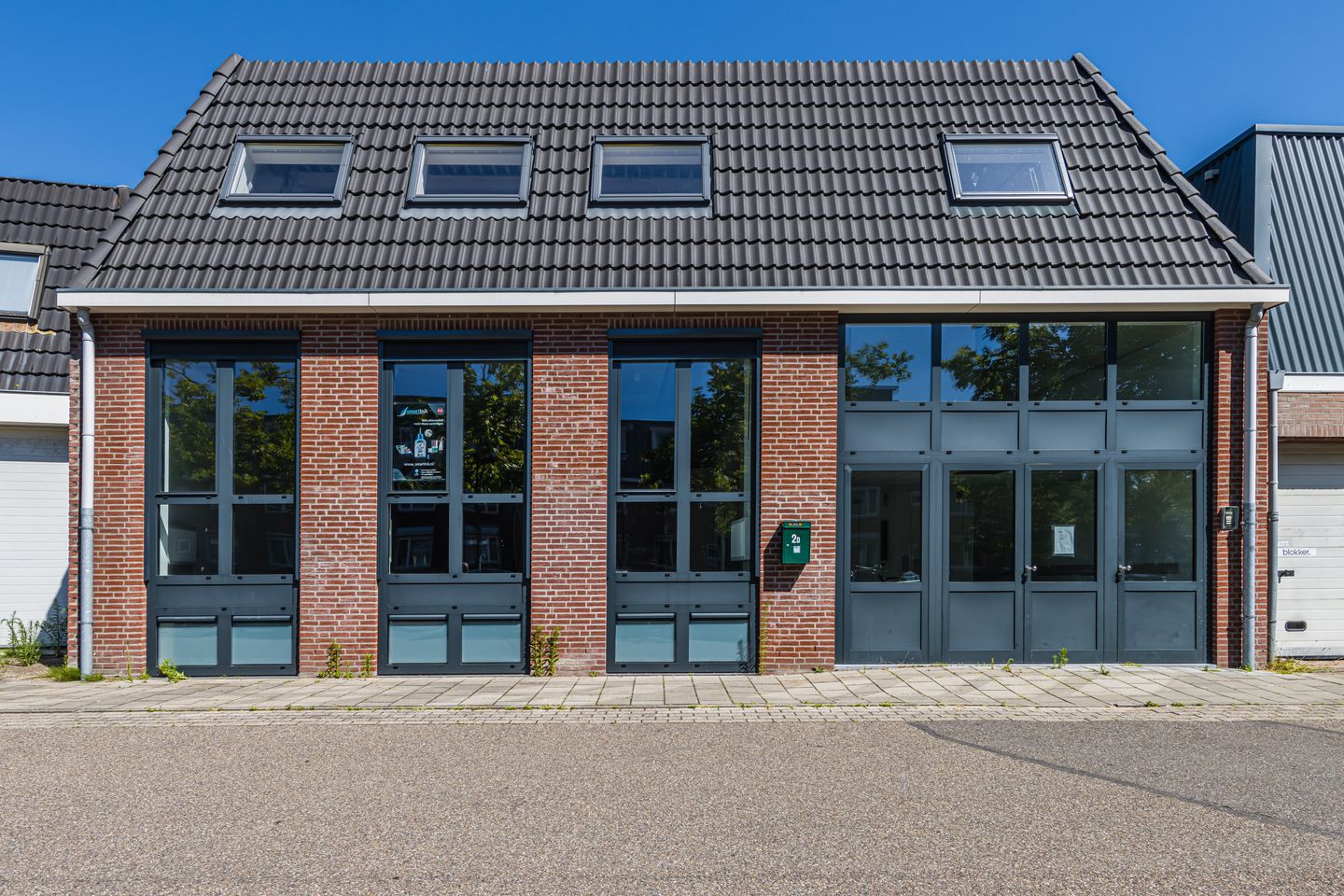 View photo 2 of Vloeiweg 2-D