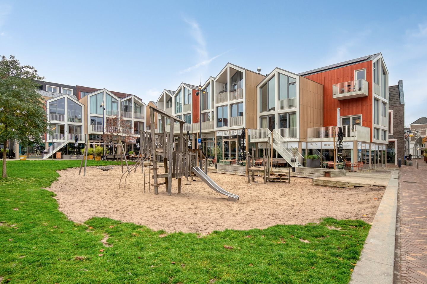 Bekijk foto 2 van Thoomesplein 2