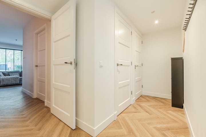 Photo 11 of De Vos van Steenwijklaan 79