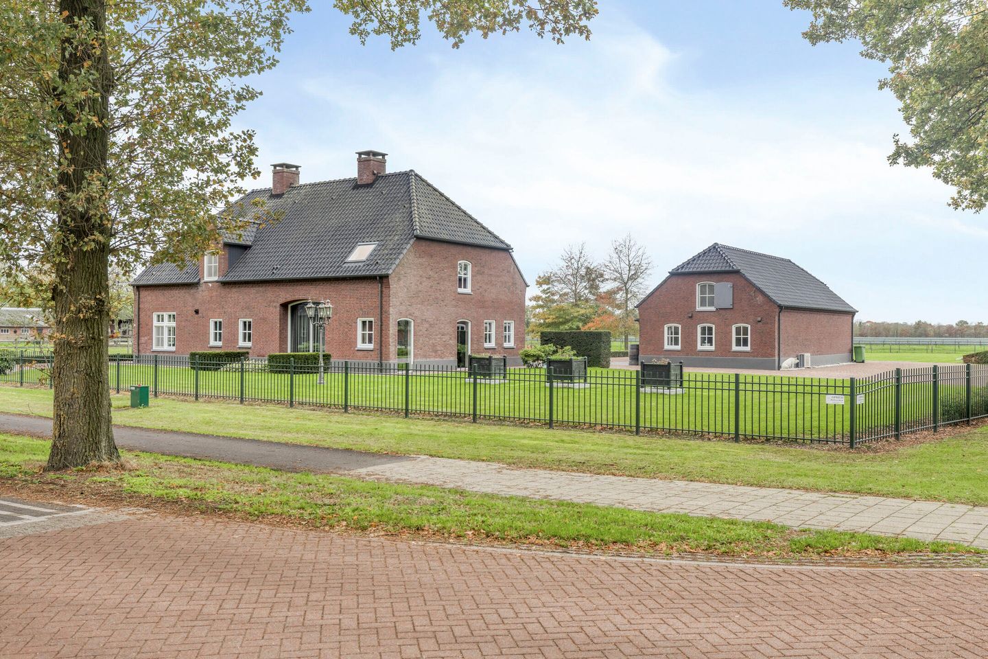 Bekijk foto 2 van Nistelrodesedijk 19