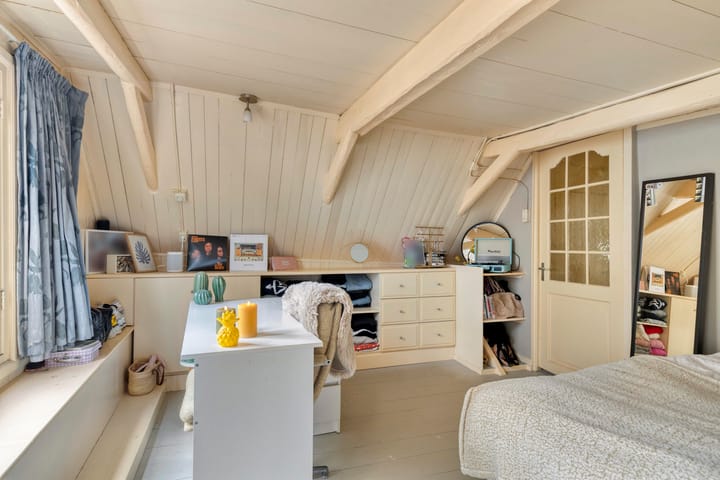 Photo 41 of Roomeinde 32