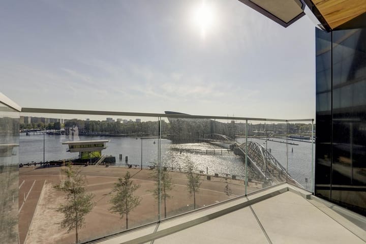 Photo 24 of Ton de Leeuwstraat 18