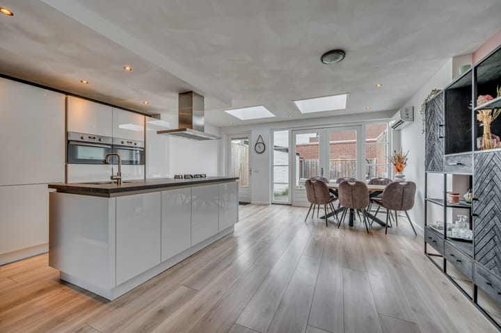 Photo 3 of Julianastraat 11