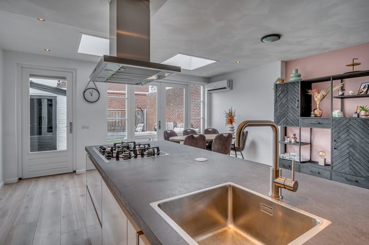 Photo 8 of Julianastraat 11