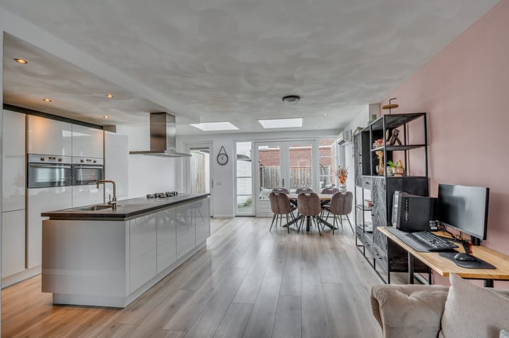 Photo 14 of Julianastraat 11