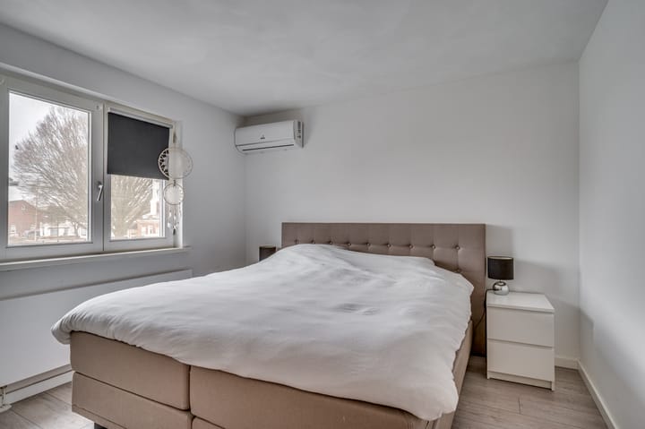 Photo 16 of Julianastraat 11