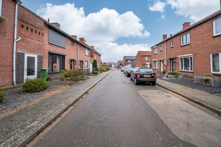 Photo 28 of Julianastraat 11