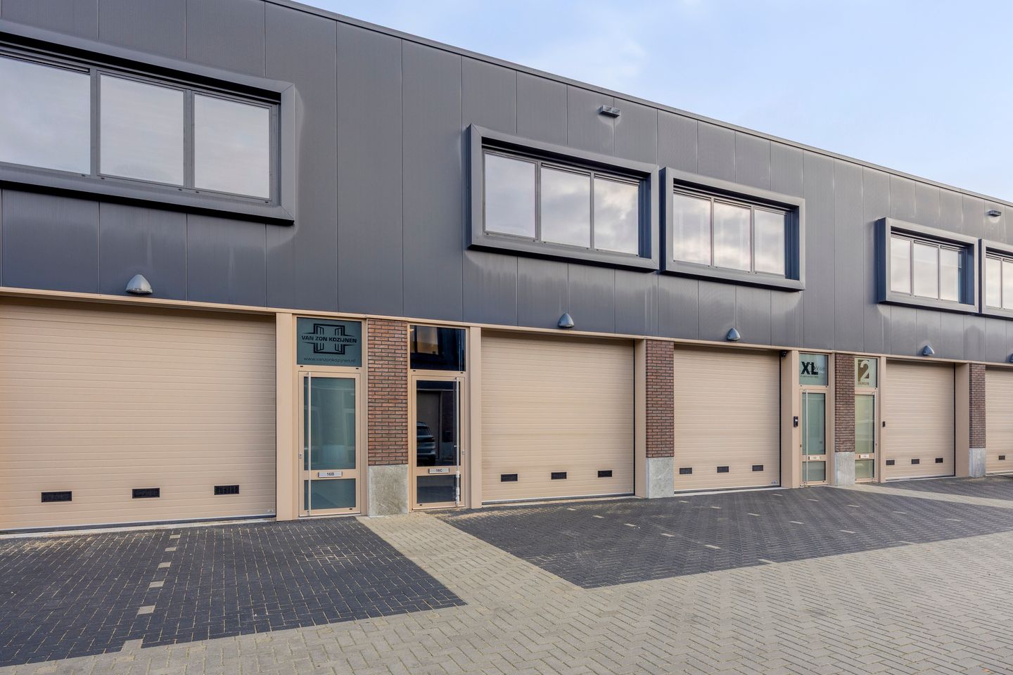 View photo 2 of Spaceshuttle 16-C