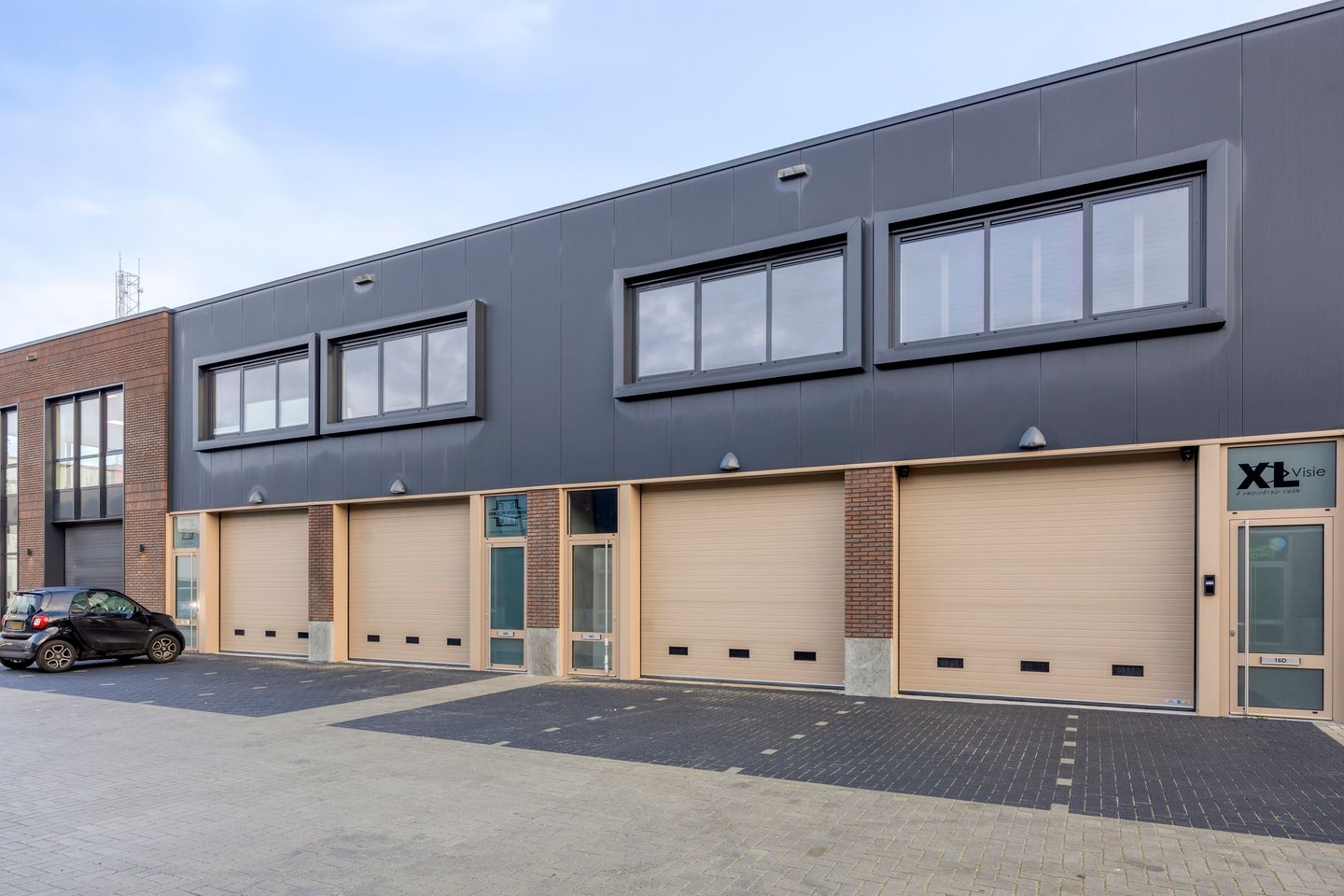 View photo 3 of Spaceshuttle 16-C