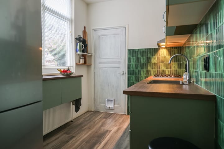 Foto 24 van Warmoezenierstraat 10