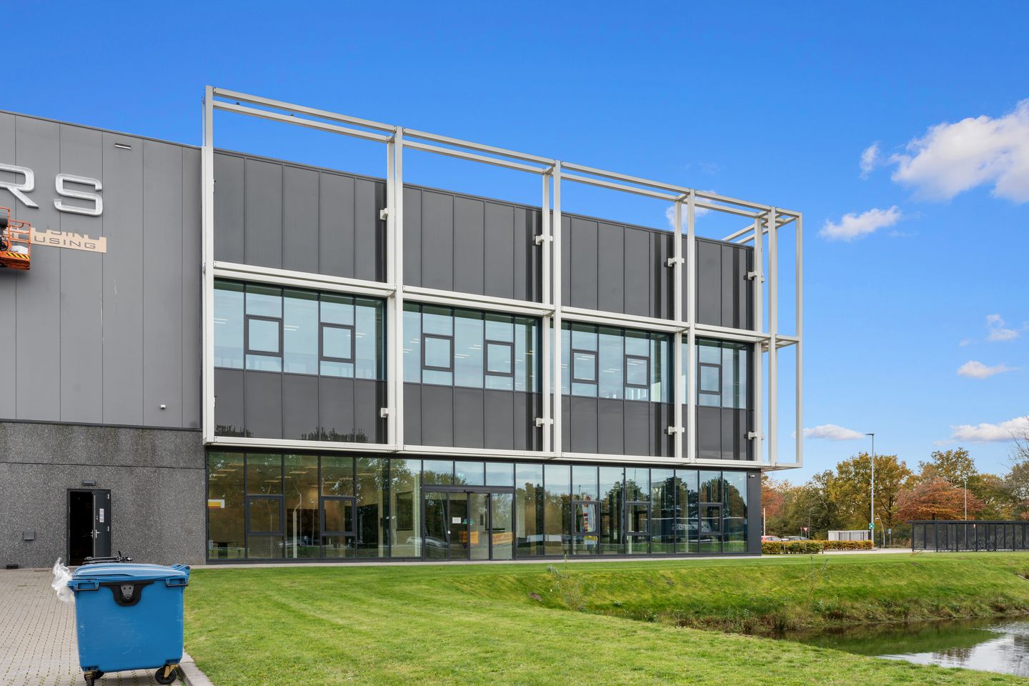 View photo 2 of Lipsstraat 66