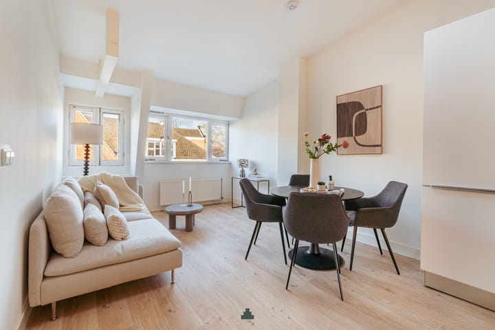 Photo 2 of Oetewalerstraat 30-2