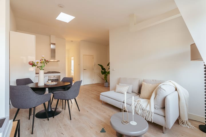 Photo 9 of Oetewalerstraat 30-2