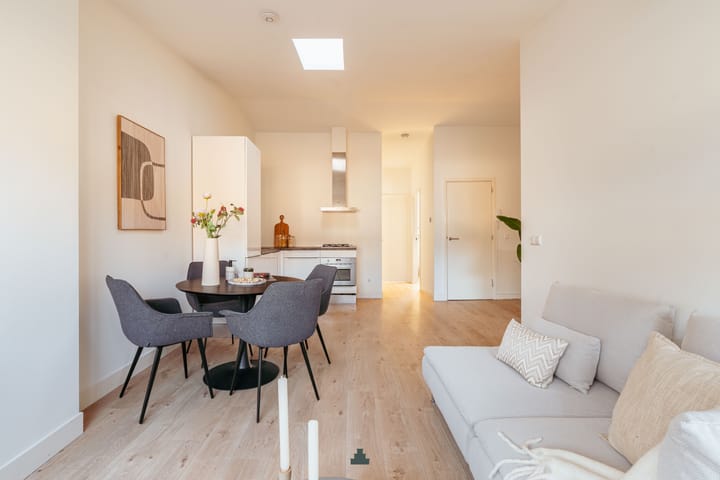 Photo 11 of Oetewalerstraat 30-2