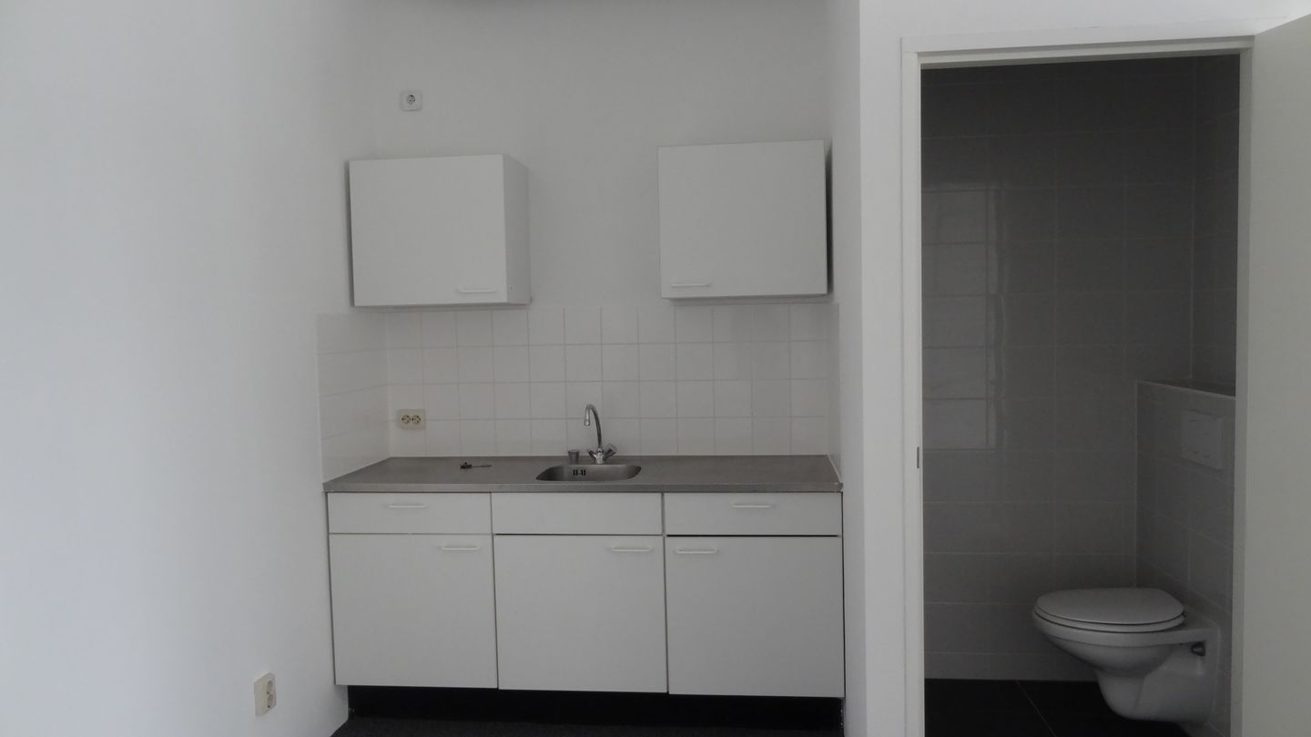 View photo 3 of Neutronweg 53