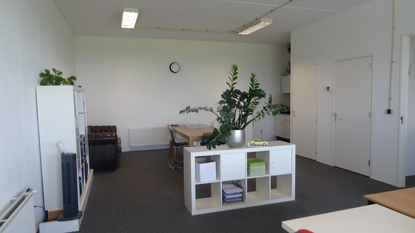 View photo 5 of Neutronweg 53