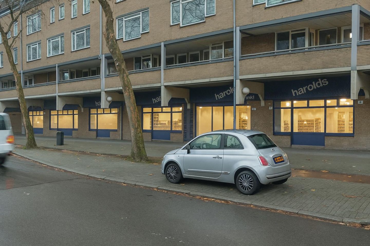 Bekijk foto 2 van Burgemeester van Walsumweg 722-726