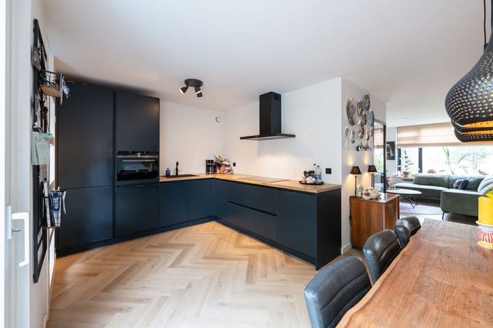 Foto 3 van Debussystraat 35