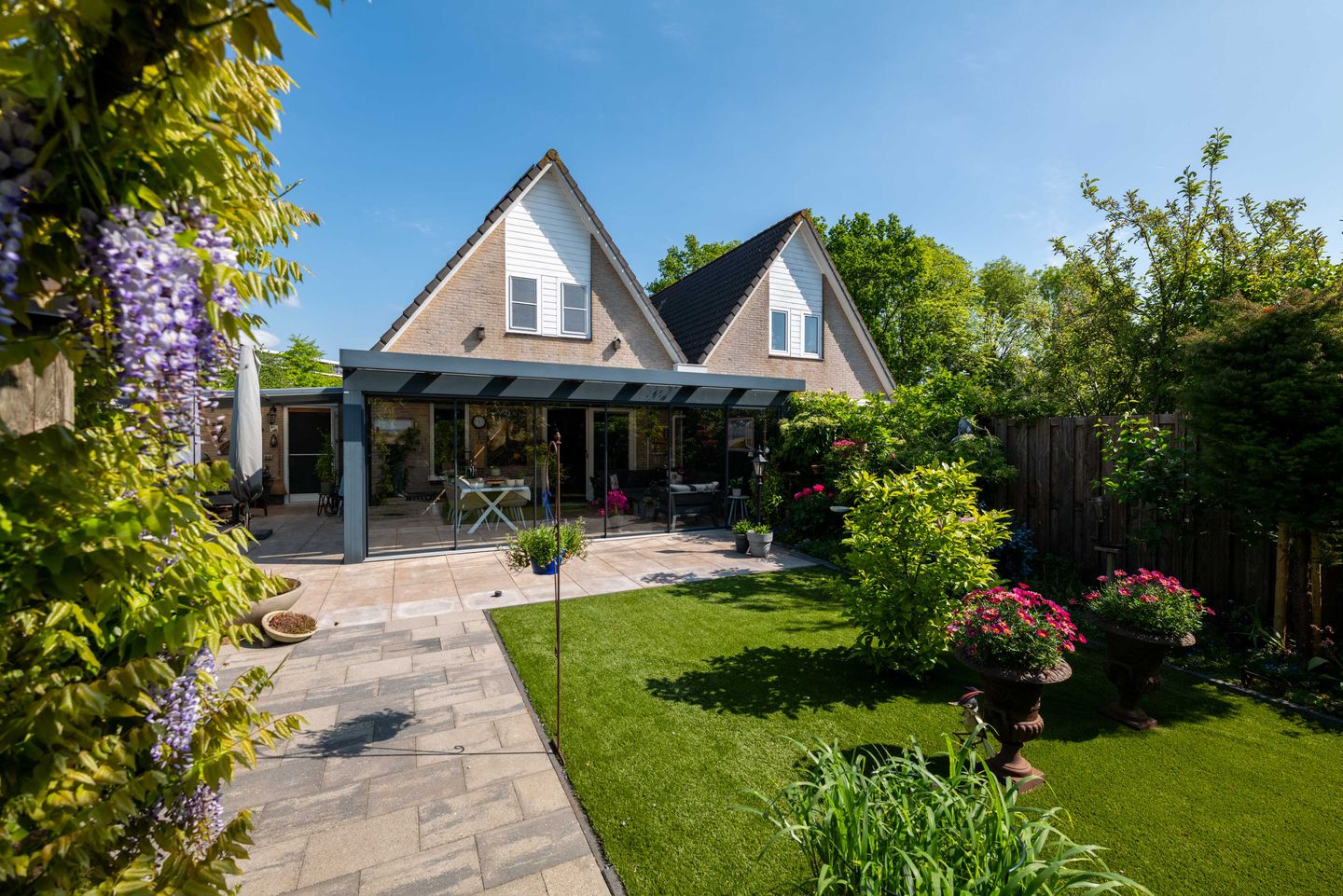 Photo 1 of Helmstraat 1-B