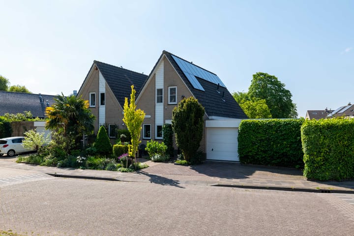 Photo 2 of Helmstraat 1-B