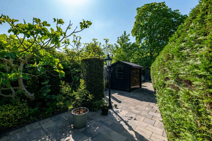 Photo 32 of Helmstraat 1-B