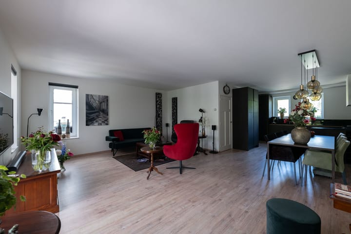 Photo 7 of Helmstraat 1-B