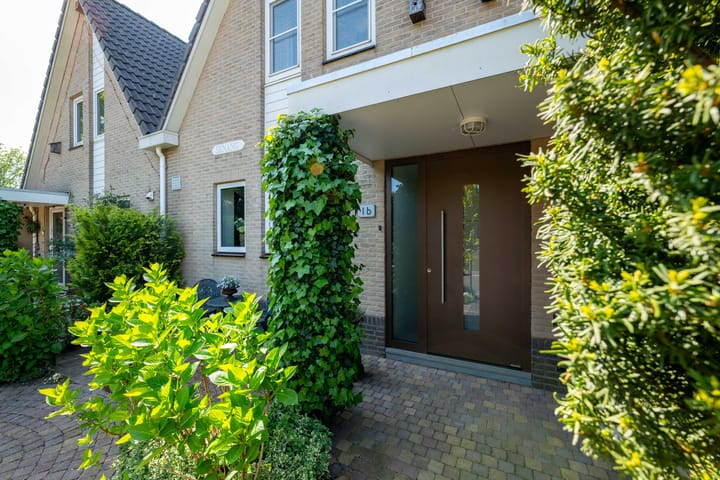 Photo 38 of Helmstraat 1-B