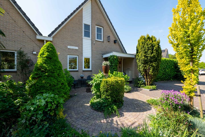 Photo 39 of Helmstraat 1-B