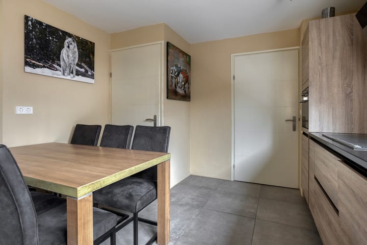 Photo 14 of Weden 48