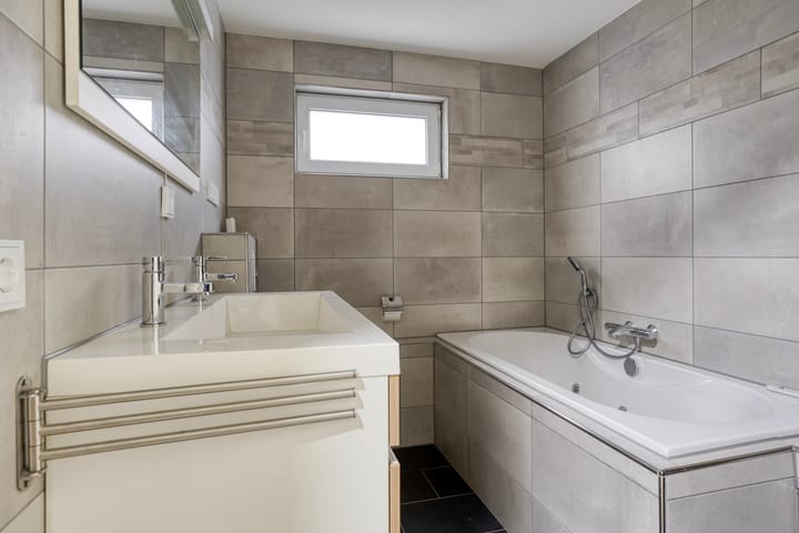 Photo 21 of Weden 48