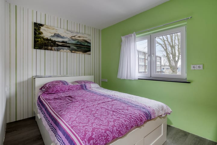 Photo 24 of Weden 48