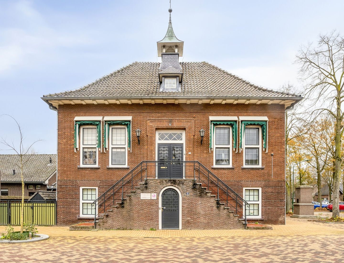 Bekijk foto 1 van Raadhuisplein 9